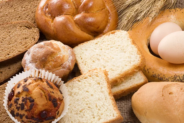 Bröd, spike, ägg och tårta på säck — Stockfoto