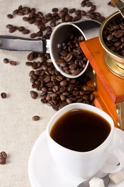 Feijões, xícara de café e moedor — Fotografia de Stock