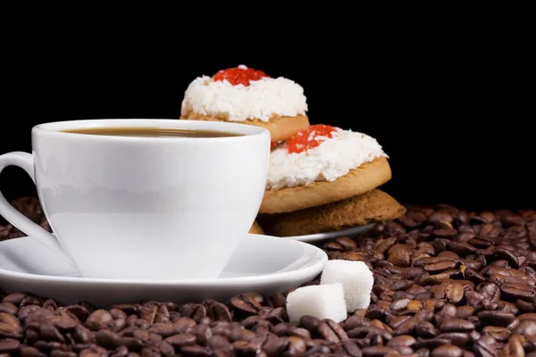 Kahve, kurabiye ve siyah fasulye fincan — Stok fotoğraf