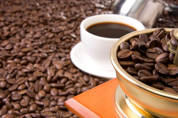 Xícara de café, moedor e panela em grãos — Fotografia de Stock