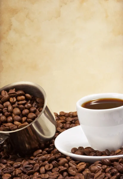 杯咖啡和咖啡豆用锅 — 图库照片