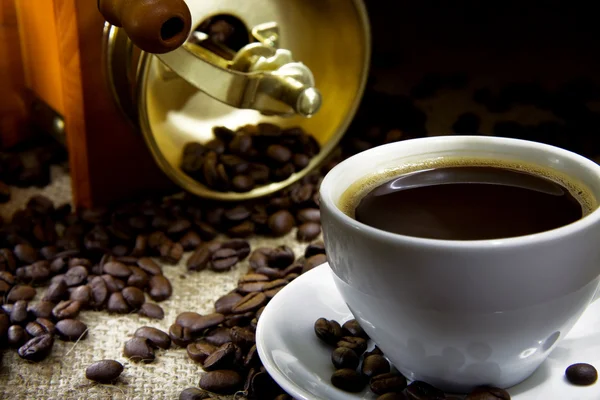 Xícara de café, feijão e moedor no saque — Fotografia de Stock
