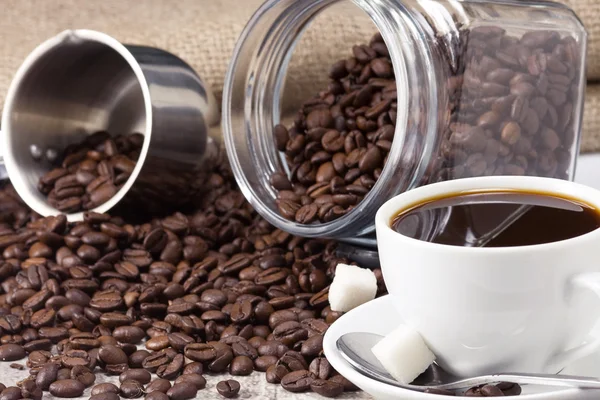 Kaffee, Kanne und Bohnen — Stockfoto