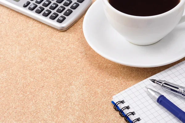 Penna, penna och kopp kaffe nära notebook — Stockfoto