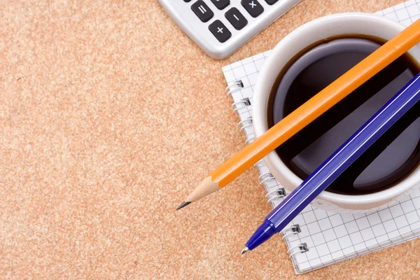 Bolígrafo, lápiz y café en el cuaderno a cuadros —  Fotos de Stock
