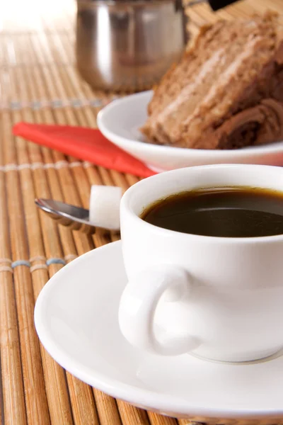 Tasse Kaffee, Kanne und Kuchen — Stockfoto