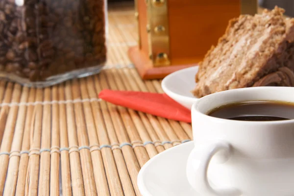 Taza de café, olla, tarta y molinillo de madera —  Fotos de Stock
