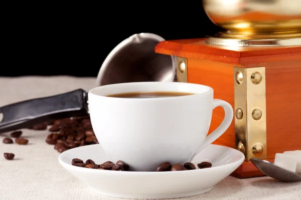Koffie, bonen, cup, pot en grinder op plundering — Stockfoto