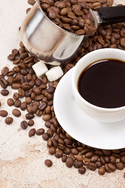 Çömlek fasulye dolu ve kahve fincan — Stok fotoğraf