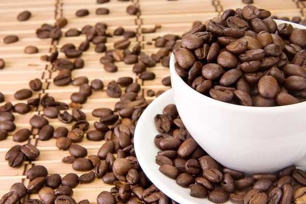 Tasse Kaffee, Bohnen auf Holz — Stockfoto