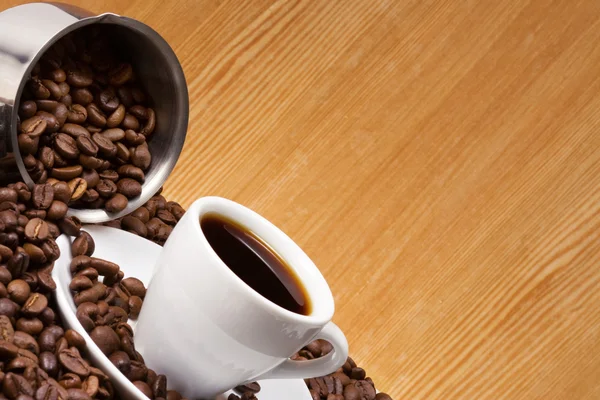 Kaffeekanne, Bohnen und Tasse auf Holz — Stockfoto