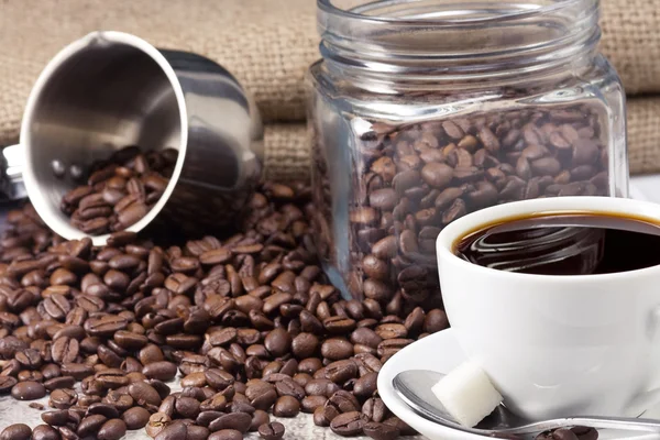 コーヒーのカップ、ポットと袋に豆 — ストック写真