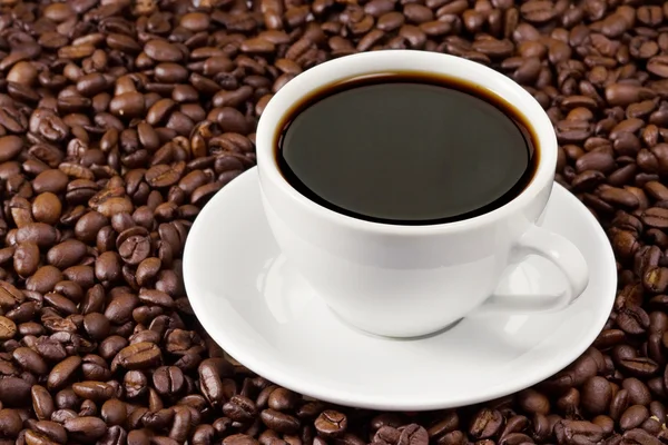 Xícara de café em grãos — Fotografia de Stock