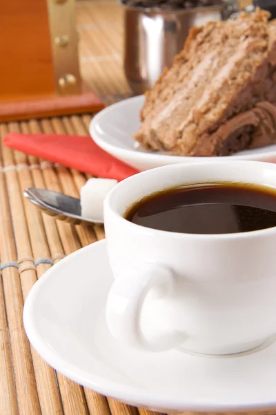 Taza de café, olla, tarta y molinillo — Foto de Stock