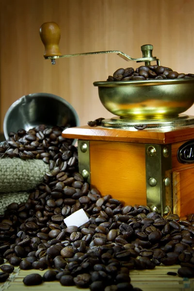 Szemes kávé, a pot és a daráló a zsák — Stock Fotó
