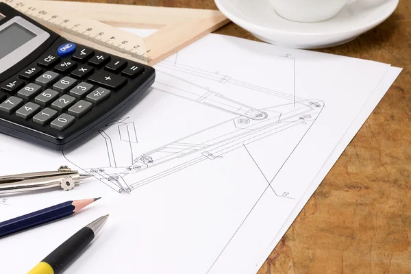 Калькулятор, карандаш и ручка при чертеже — стоковое фото