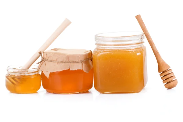 Miele in barattoli di vetro isolato su bianco — Foto Stock