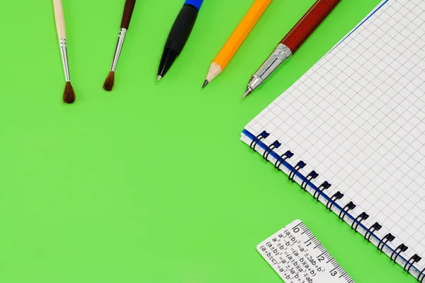 Tužka, štětec a inkoustové pero s notebookem — Stock fotografie