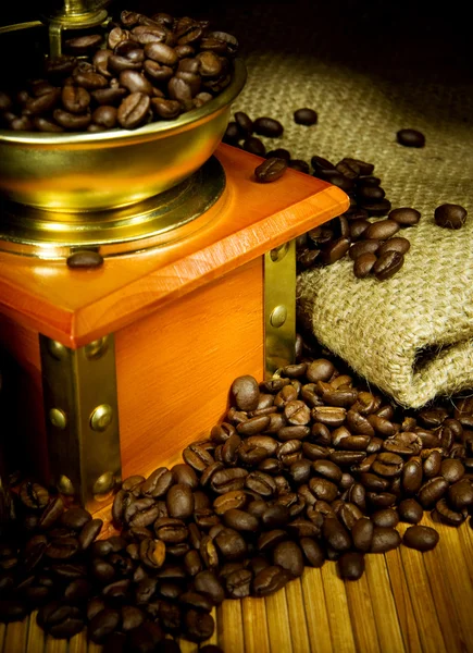 Moedor de café, feijões e saque — Fotografia de Stock