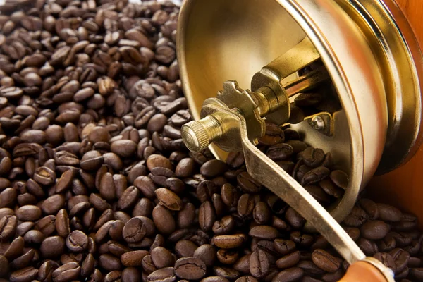 Koffie en grinder op bonen — Stockfoto