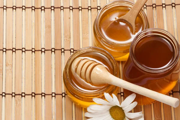 Hrnce medu a květina — Stock fotografie