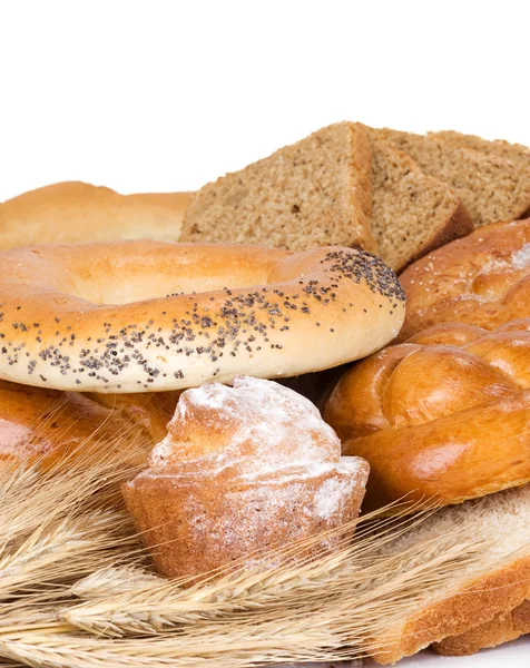 Brood en broodje geïsoleerd op wit — Stockfoto