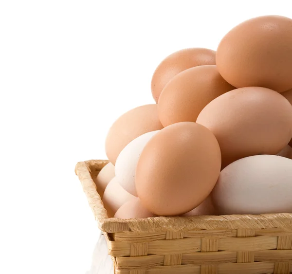 Geïsoleerde rieten mand en eieren — Stockfoto