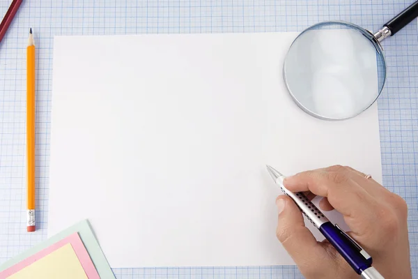 Hand skriva med penna och förstoringsglas — Stockfoto