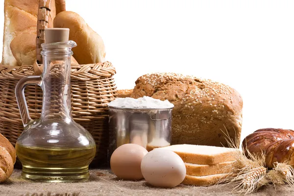 Pão, óleo, espigão e outros produtos de padaria na sacada — Fotografia de Stock
