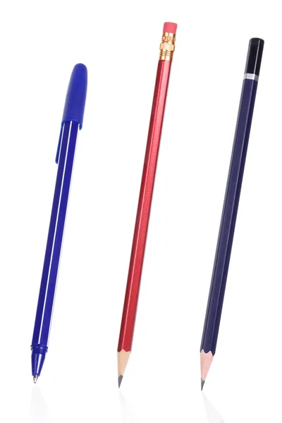 Lápis isolados e caneta sobre branco — Fotografia de Stock