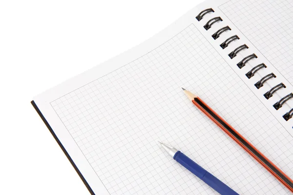Ручка и карандаш на блокноте изолированы на белом — стоковое фото