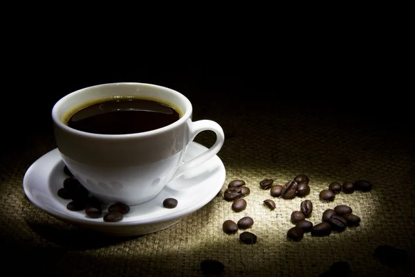 Xícara de café e feijão no saco — Fotografia de Stock