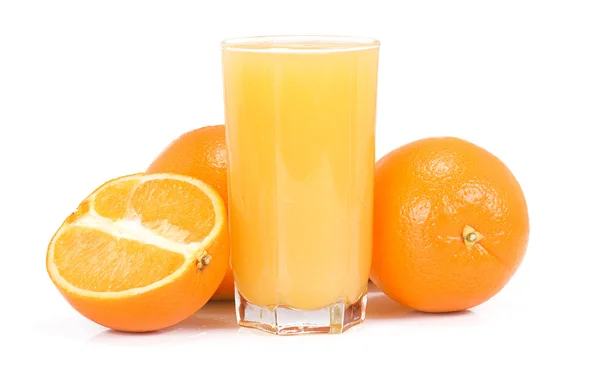 Suco e laranja no branco — Fotografia de Stock