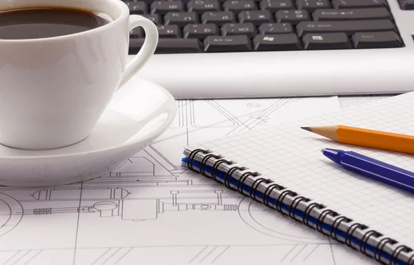 Teclado, xícara de café e caneta no bloco de notas — Fotografia de Stock