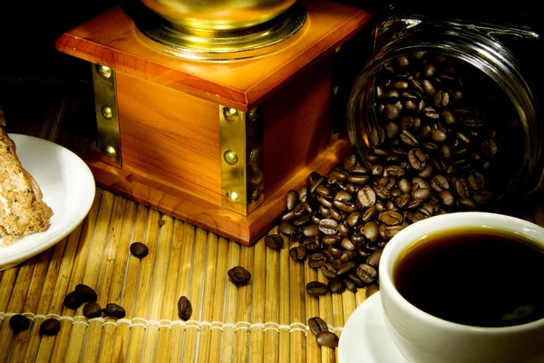 Coffee, beans, pie and wood grinder — Stock Photo, Image