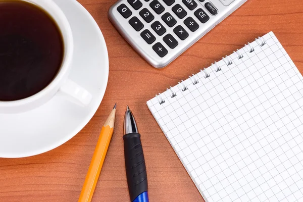 Gecontroleerd notebook en kop koffie — Stockfoto