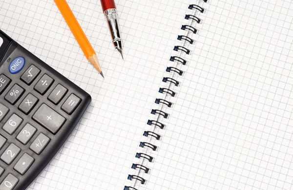 Długopis i ołówek na sprawdzone notatnik — Zdjęcie stockowe