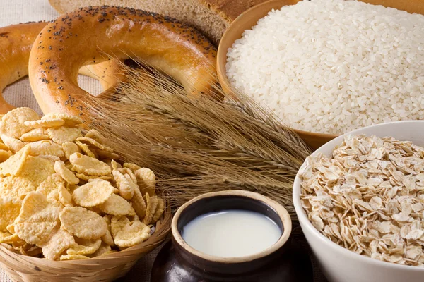 大米、 燕麦、 牛奶和穗上袋 — 图库照片