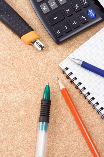 Bolígrafo, lápiz y cuchillo de papel con cuaderno a cuadros — Foto de Stock