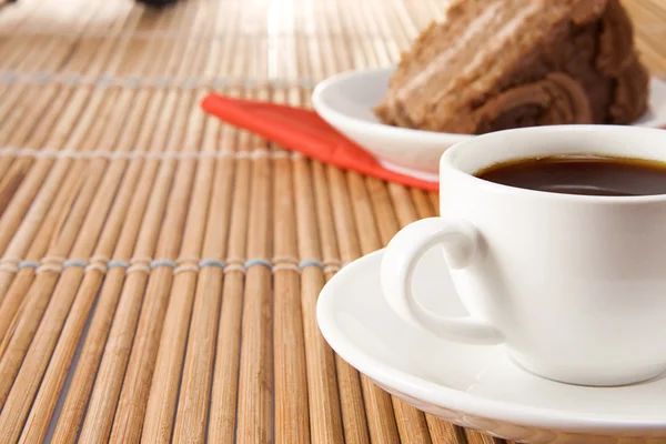 Tasse Kaffee und süßer Kuchen auf Holz — Stockfoto