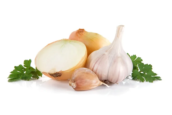 Knoblauch, Zwiebeln und grüne Petersilie isoliert auf weiß — Stockfoto