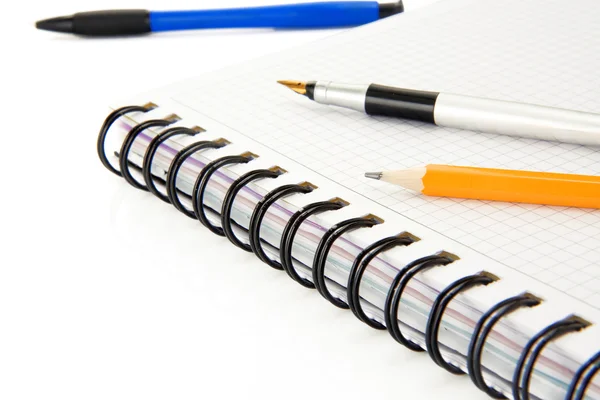 Geïsoleerde notebook en inkt pen op wit — Stockfoto