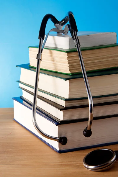 Kitap ve stetoskop yığını — Stok fotoğraf