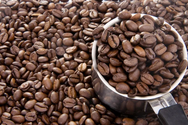 Kaffeekanne auf gerösteten Bohnen — Stockfoto