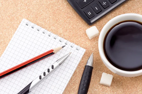 Pen, potlood, kopje koffie en notebook — Stockfoto