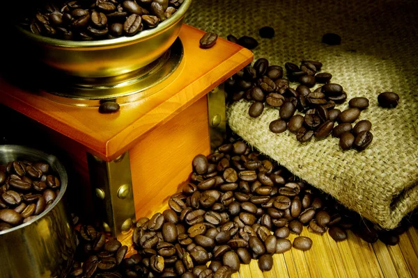 Grinder, coffee beans, pot on sacking — стоковое фото