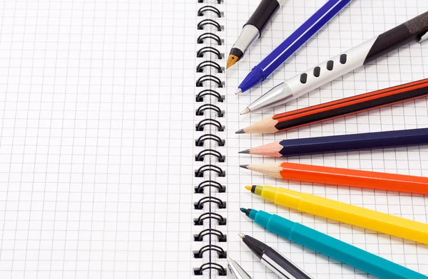 ペンとノートに鉛筆 — ストック写真