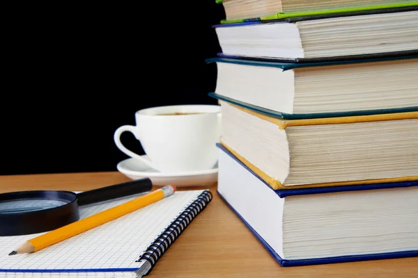 Knihy, tužka na notebook a šálek kávy — Stock fotografie
