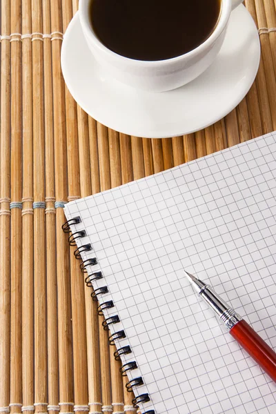 Bolígrafo en notebok y taza de café — Foto de Stock