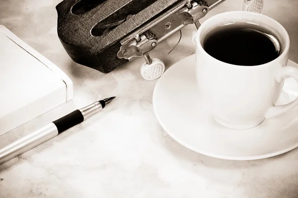 Café, stylo encre et guitare — Photo